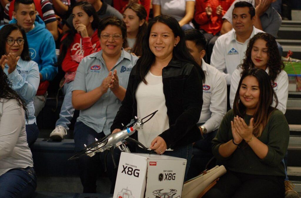 Alcalde Adrián Esper regala dron a alumna destacada del Tec