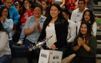 Alcalde Adrián Esper regala dron a alumna destacada del Tec
