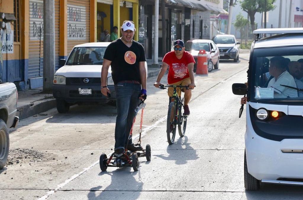 Realiza alcalde recorrido en patineta para proyecto de la vía peatonal