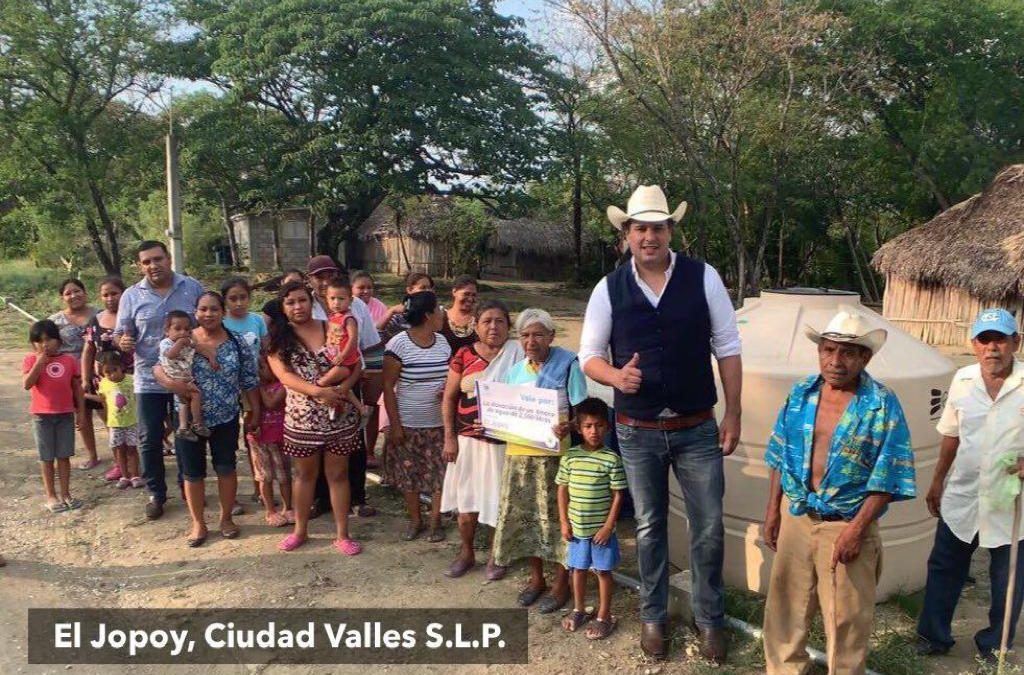 Dona alcalde tanques de agua en cuatro ejidos de Ciudad Valles
