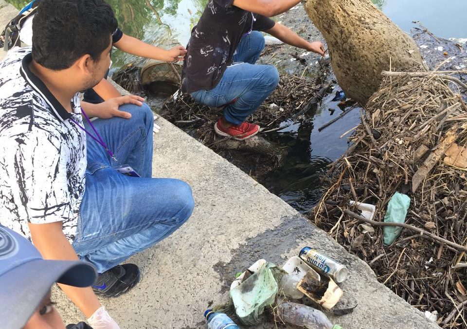Encuentran un colchón y un triciclo en el río Valles; basura obstruía la corriente