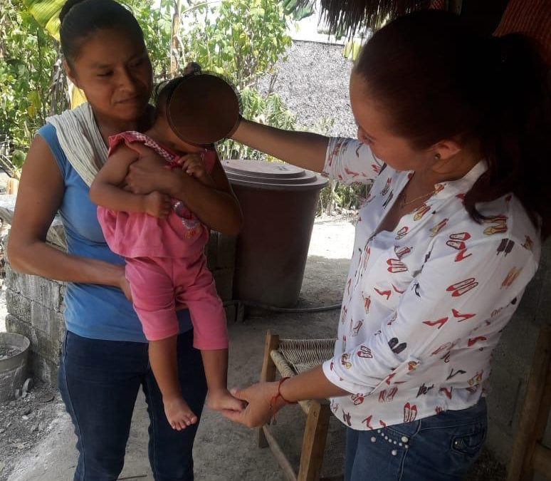 Apoya DIF a niña con microcefalia; refrenda su compromiso con las personas vulnerables