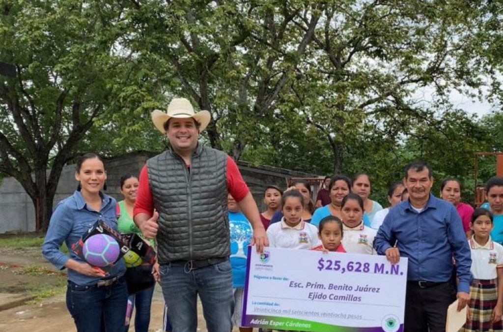 Adrián Esper dona su sueldo de octubre a la primaria Benito Juárez