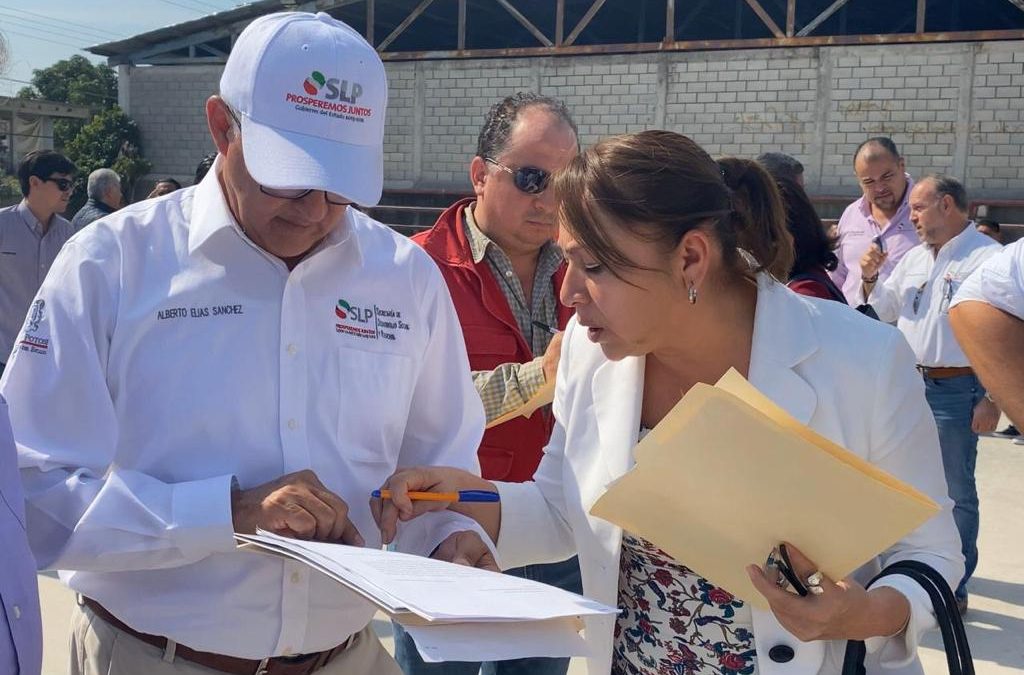 Entregan expediente de obras inconclusas al gobernador Carreras López