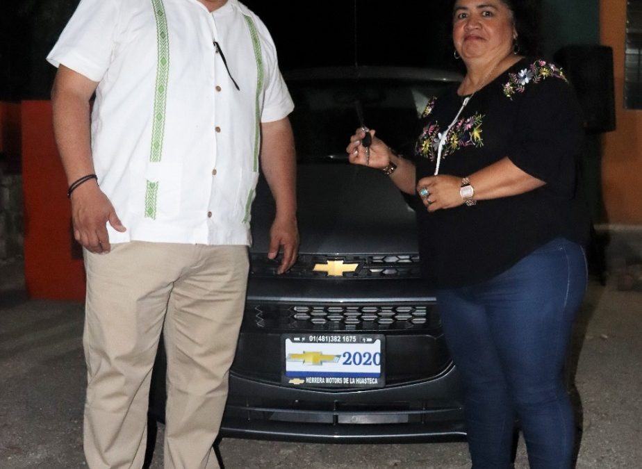 Profesor Alejo Rivera Avila entregó el automóvil rifado durante la celebración navideña.