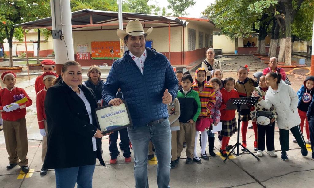 Donará AEC su salario para remodelación de una cancha en escuela primaria