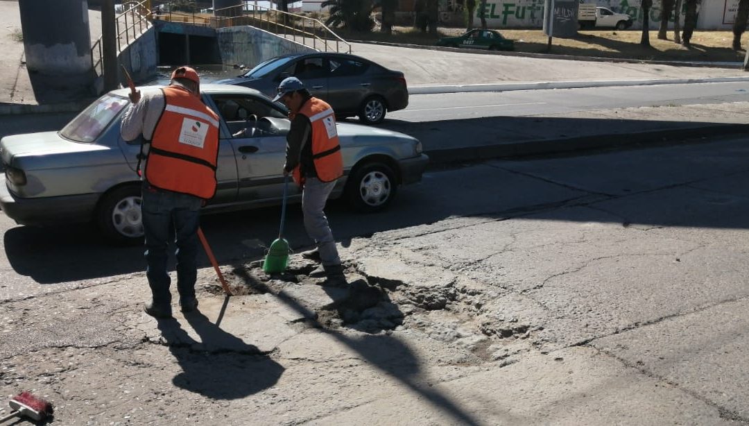 REALIZA SEDUVOP OBRAS DE BACHEO EN EL BOULEVARD RIO SANTIAGO.