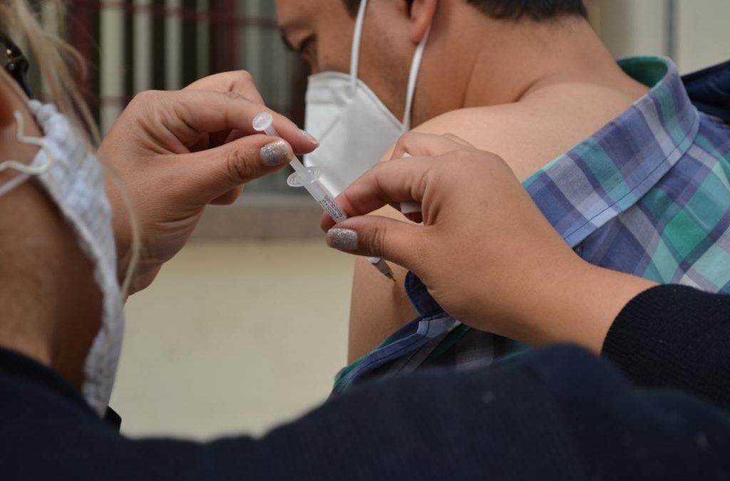 OM APLICA VACUNA DE INFLUENZA A PERSONAL DE RIESGO.