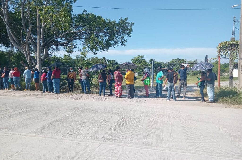 Enorme fila para la aplicación de 30 a 39 años ,en las instalaciones  de  la FENAHUAP