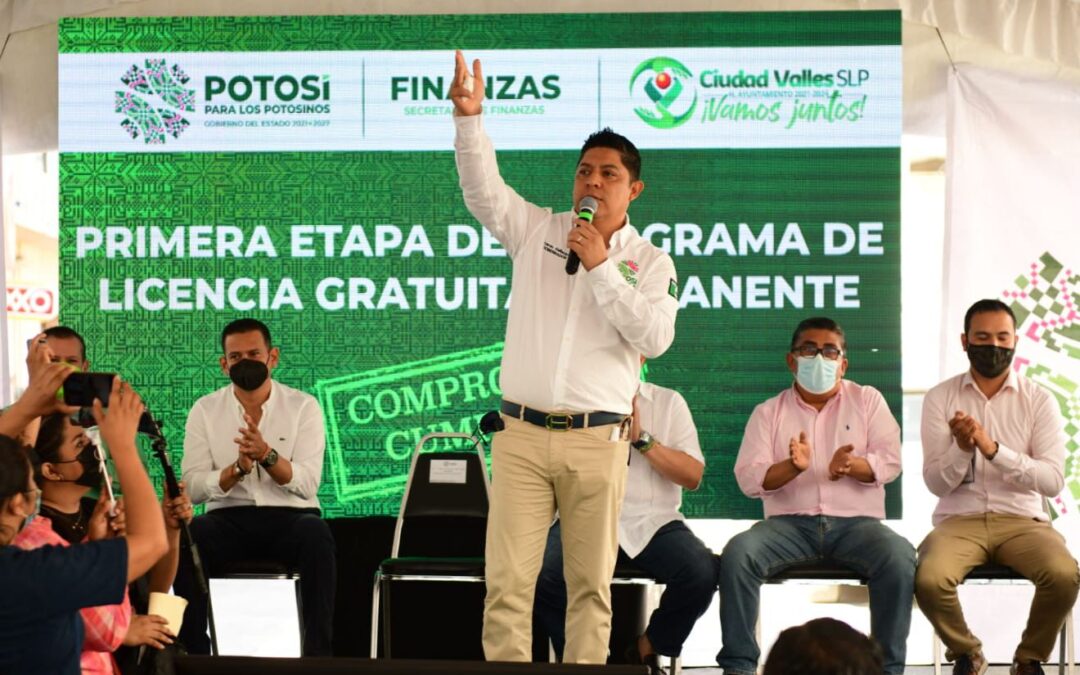 GOBERNADOR RICARDO GALLARDO ENTREGA LICENCIAS GRATUITAS EN CIUDAD VALLES