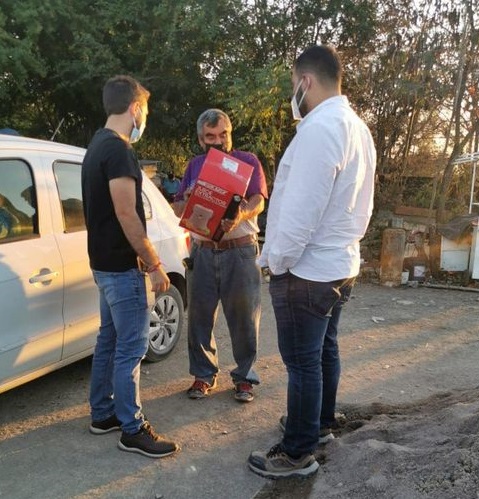 REGIDOR ENTREGA EQUIPO PARA JUGO A VÍCTIMA DE INCENDIO