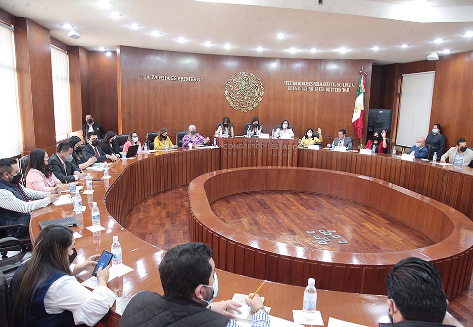 RECIBEN EL CONCENTRADO DE LAS PROPUESTAS PRESENTADAS EN LOS FOROS Y A TRAVÉS DE DIVERSAS VÍAS; SE ELABORARÁ PROYECTO PARA LLEVARLO A LA CONSULTA INDÍGENA
