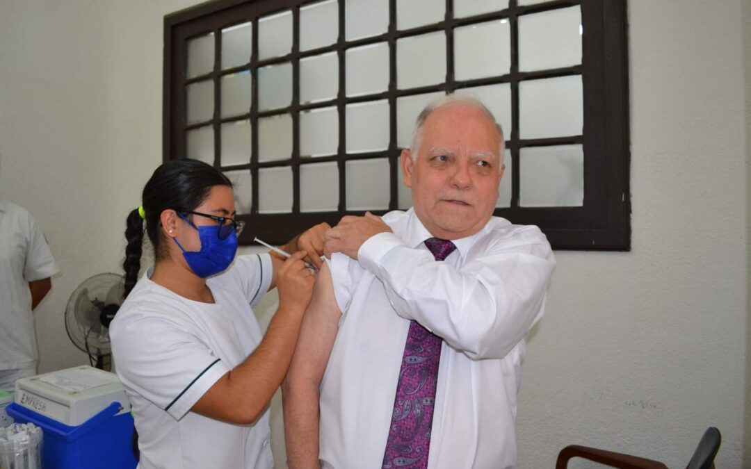 VACUNAN A LAS Y LOS SERVIDORES PÚBLICOS DEL ESTADO CONTRA COVID-19 E INFLUENZA