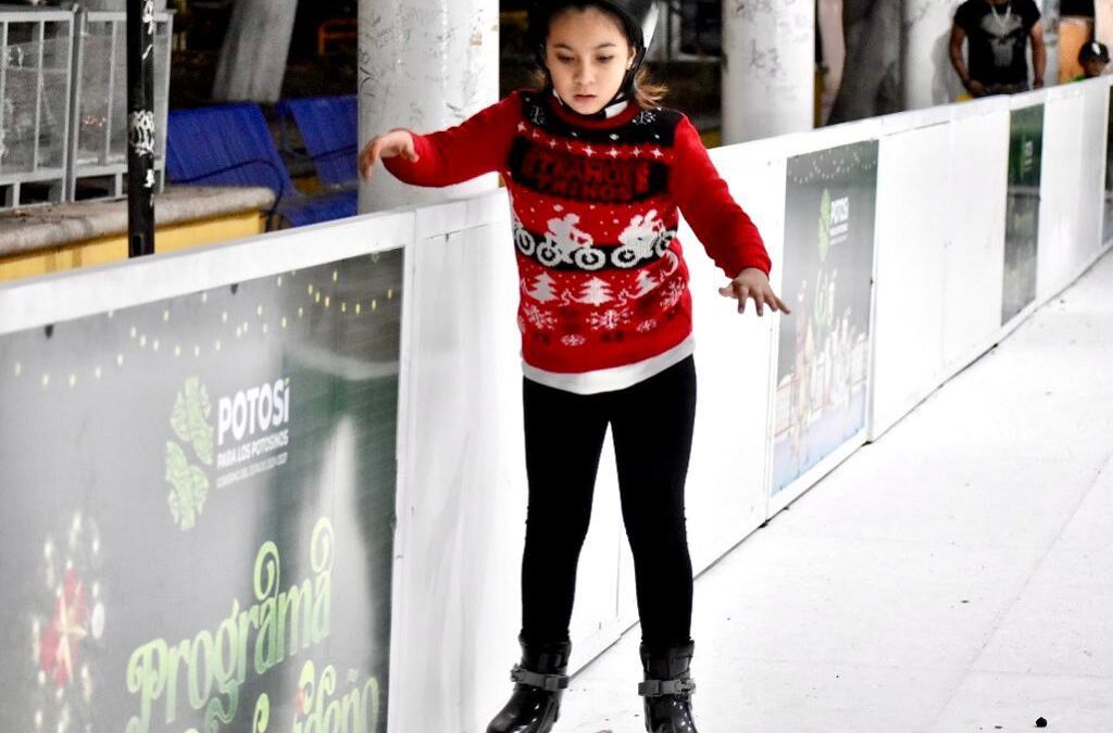 LLEVA GOBIERNO DEL CAMBIO PISTAS DE HIELO A LAS CUATRO REGIONES DEL ESTADO 