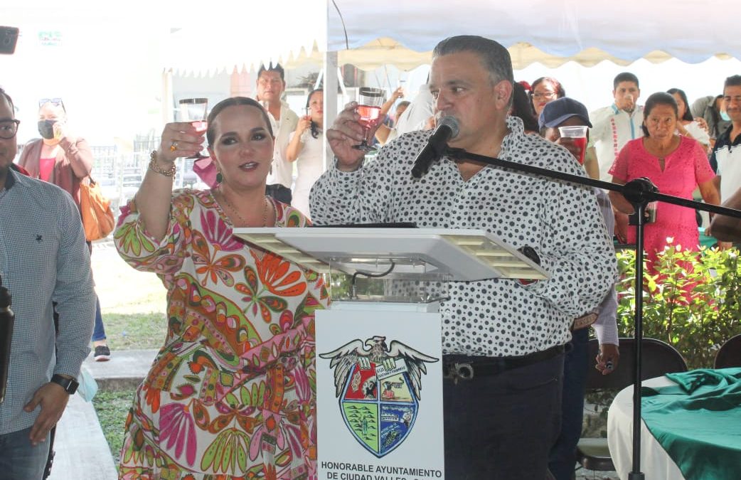 ALCALDE Y PRESIDENTA DEL DIF TESTIGOS DE HONOR EN BODAS COLECTIVAS