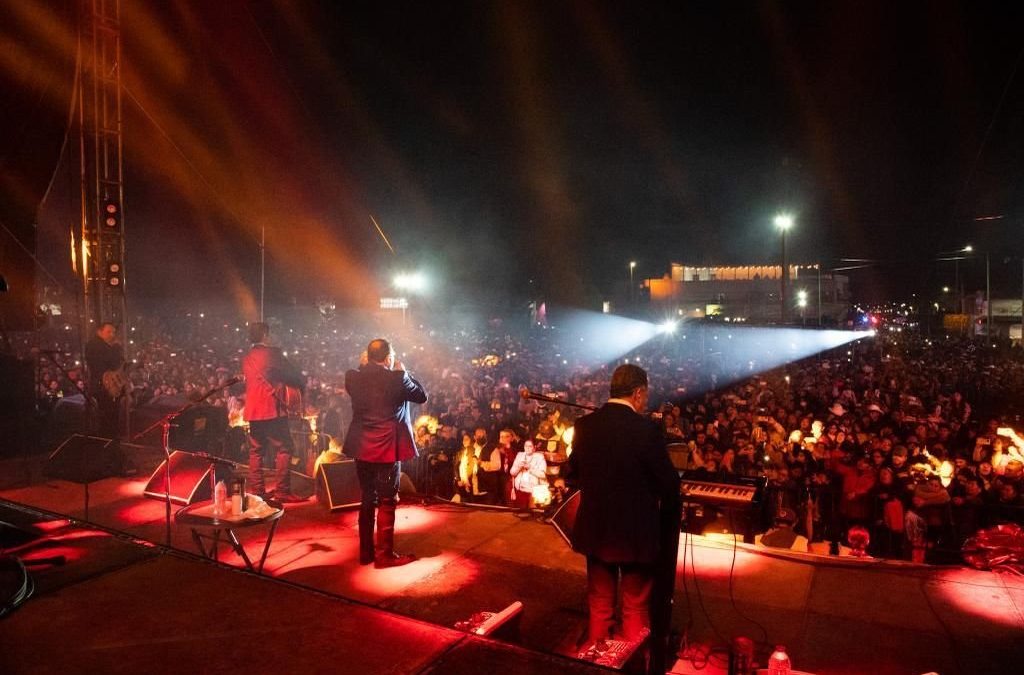 EL ROMANTICISMO DEL CONJUNTO PRIMAVERA SE APODERÓ DE LA FERIA NACIONAL DE LA ENCHILADA QUE REGISTRÓ SU CUARTO LLENO CONSECUTIVO