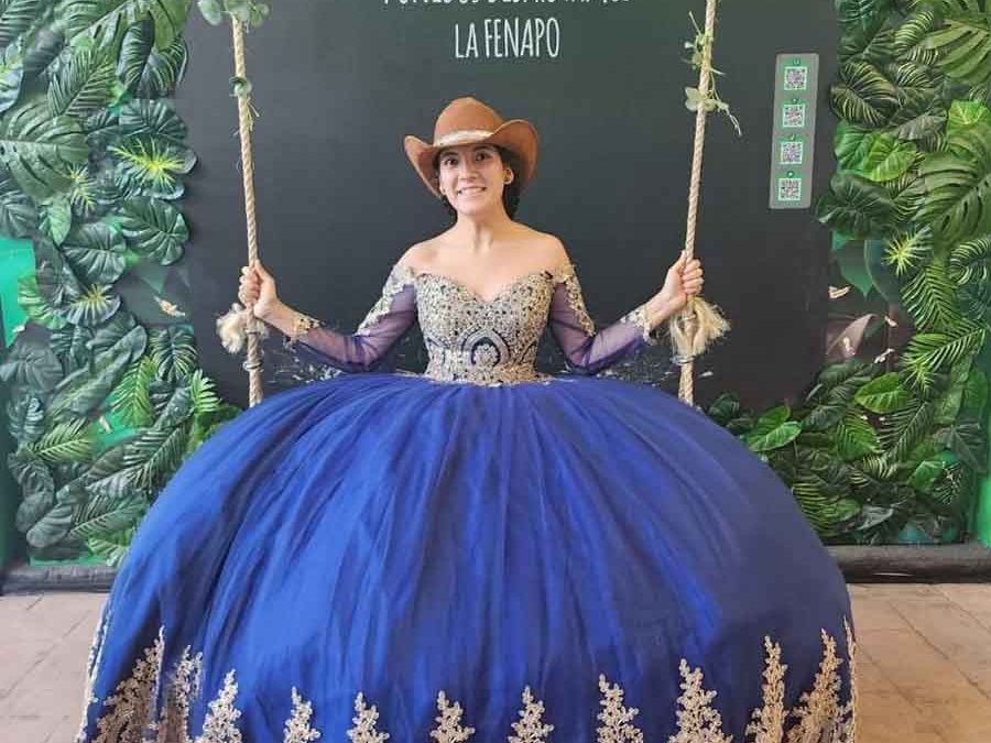 RICARDO GALLARDO BRINDA APOYO A QUINCEAÑERA CON SESIÓN DE FOTOS EN LA FENAPO