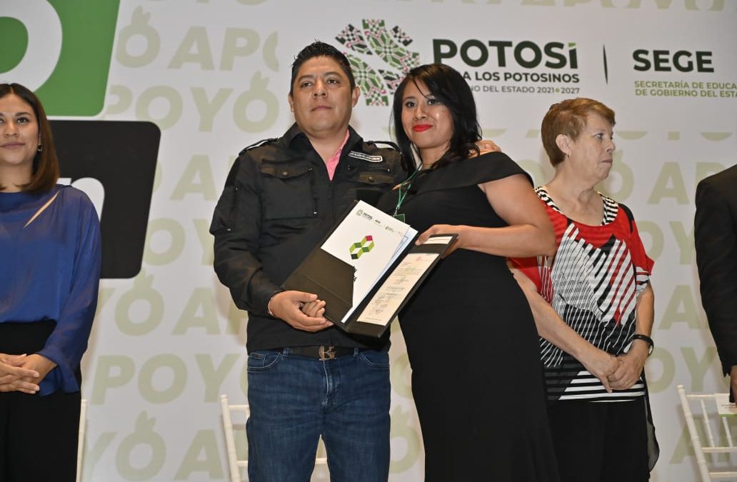 RICARDO GALLARDO ENTREGA ESTÍMULOS A PERSONAL ADMINISTRATIVO DE SEGE