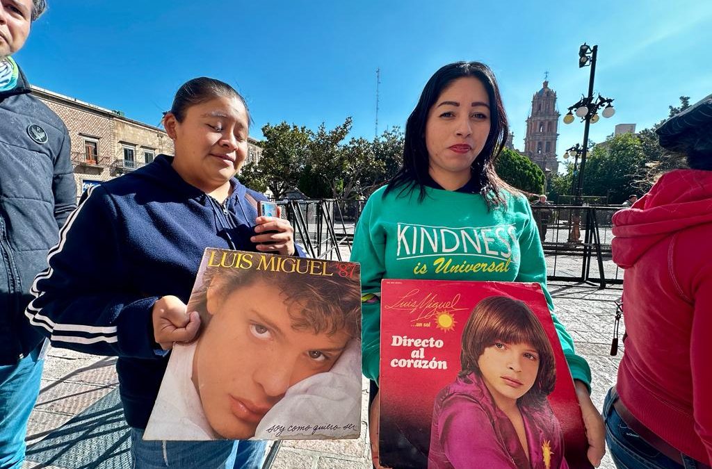 FANS RECIBEN BOLETOS PARA CONCIERTO DE LUIS MIGUEL