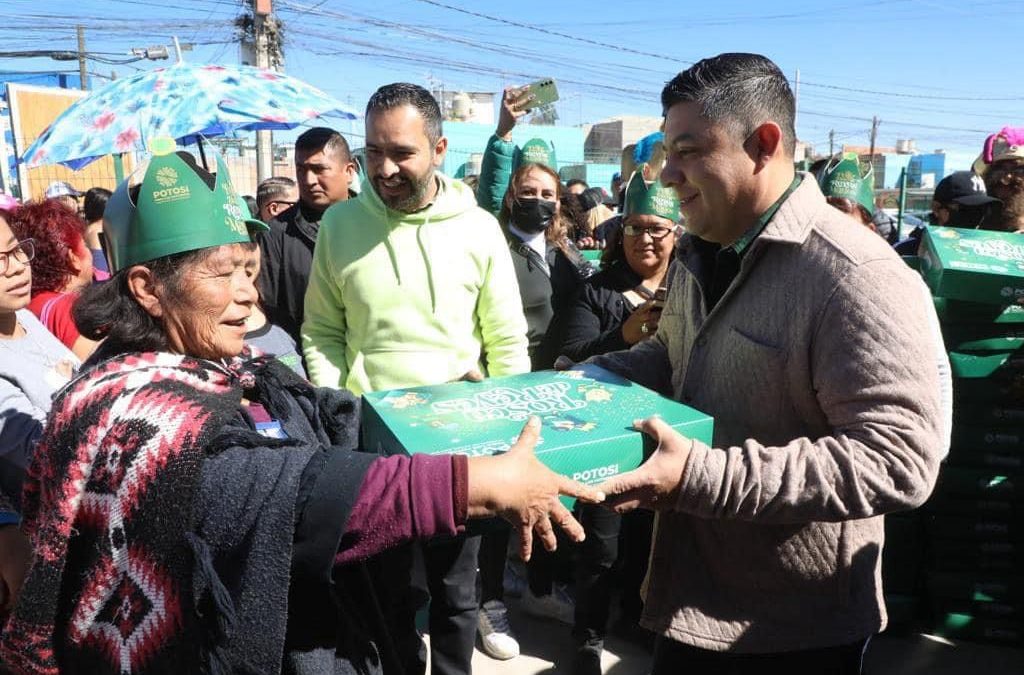 LLEVA RICARDO GALLARDO MAGIA DEL DÍA DE REYES A COLONIAS DE LA CAPITAL