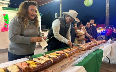 EL PRESIDENTE MUNICIPAL DE TAMUÍN Y SU ESPOSA COMPARTIERON CON LA GENTE LA TRADICIONAL ROSCA DE REYES GIGANTE