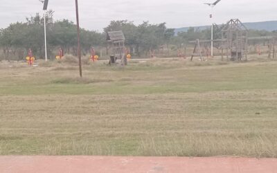 OBRAS PÚBLICAS REALIZA TRABAJOS DE LIMPIEZA EN EL POLIDEPORTIVO