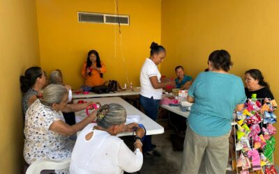IMPARTEN CURSO DE ELABORACIÓN DE MOÑOS PARA EL PELO A ADULTOS MAYORES DE LA COLONIA «HIDALGO»