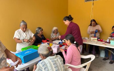 CONSTANTE CAPACITACIÓN RECIBEN ADULTOS MAYORES PARA APRENDER A ELABORAR MOÑOS PARA EL PELO
