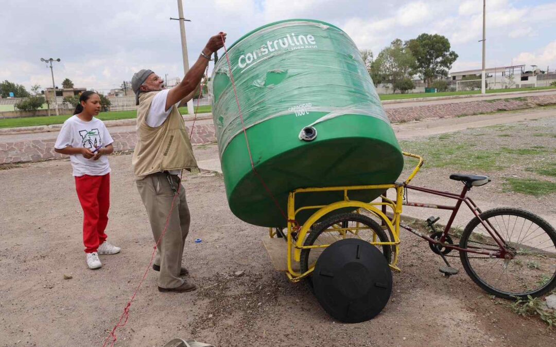 ENTREGA GOBIERNO ESTATAL TINACOS A FAMILIAS POTOSINAS