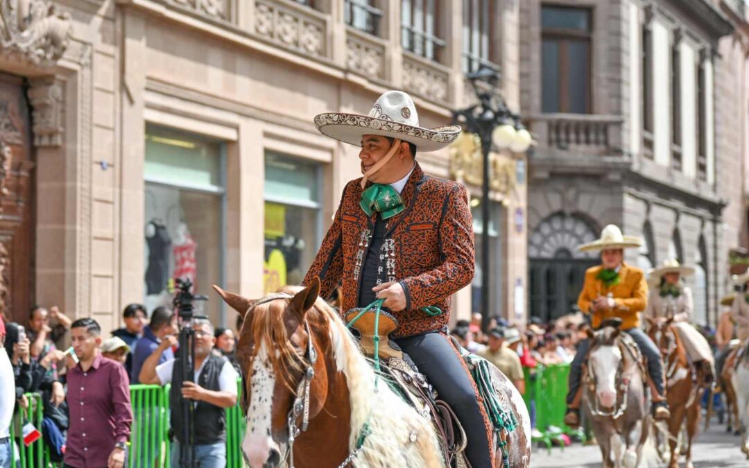 ENCABEZA RICARDO GALLARDO DESFILE CONMEMORATIVO DE LA INDEPENDENCIA DE MÉXICO