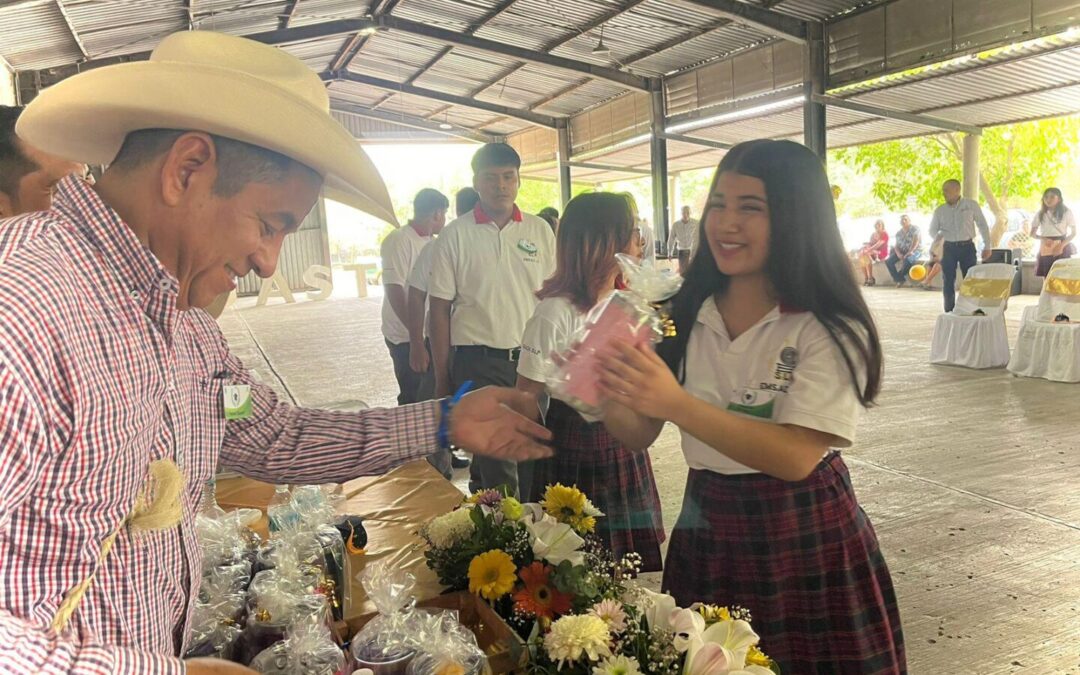 ALCALDE DE TAMUÍN ENGALANÓ LA CEREMONIA DE GRADUACIÓN DEL EMSAD 29 EXTENSIÓN «LOS HUASTECOS»