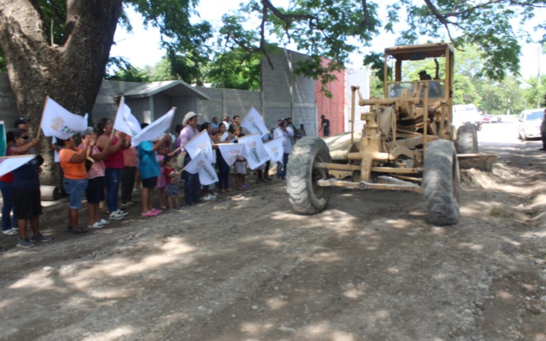 BANDERAZO DE AREANQUE PARA LA REHABILITACIÓN DE CALLES EN EL.EJIDO ANTIGUO TAMUÍN