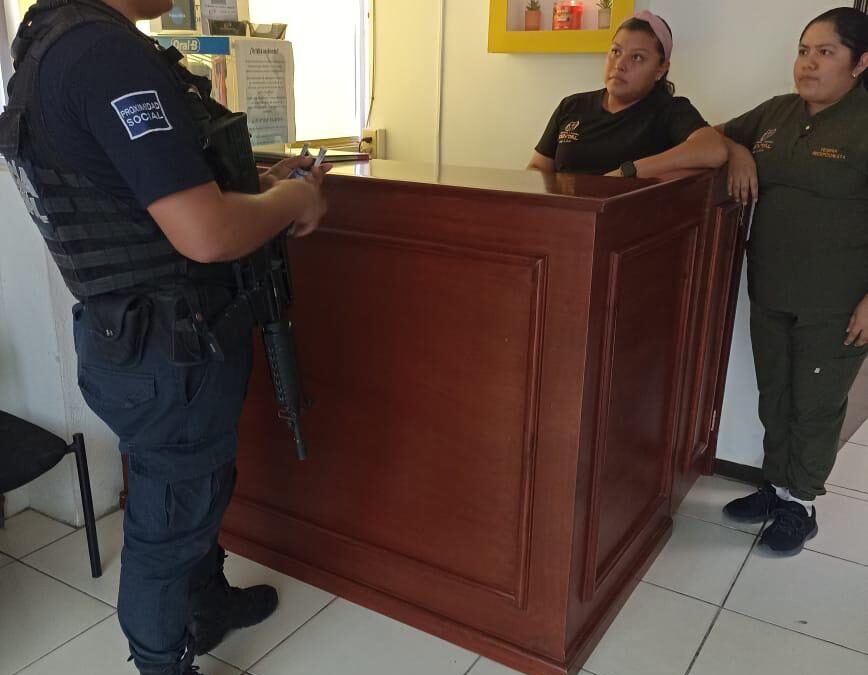 POLICÍA MUNICIPAL BUSCA FORTALECER ESTRATEGIA DE PROXIMIDAD SOCIAL CON ENTREGA DE TRÍPTICOS PARA EVITAR EXTORSIONES