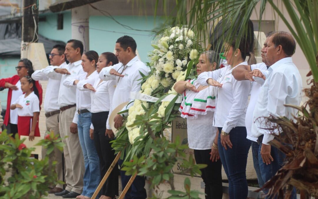 AUTORIDADES MUNICIPALES COLOCAN ARREGLO FLORAL EN HONOR A MIGUEL HIDALGO Y COSTILLA