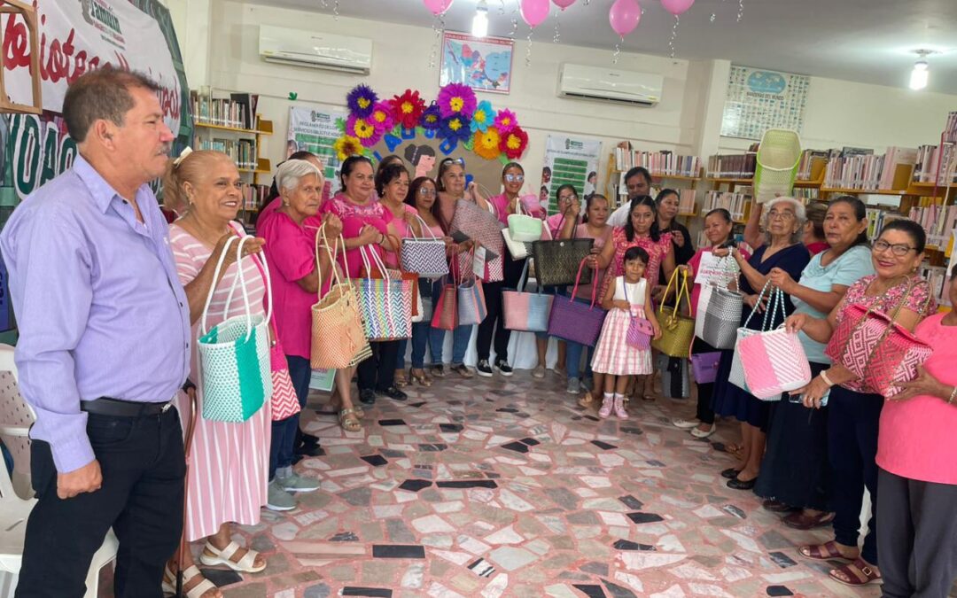 CLAUSURAN CON GRAN ÉXITO EL CURSO TALLER DE ELABORACIÓN DE BOLSAS TOQUILLA EN LA BIBLIOTECA MUNICIPAL «JOAQUÍN MEADE»