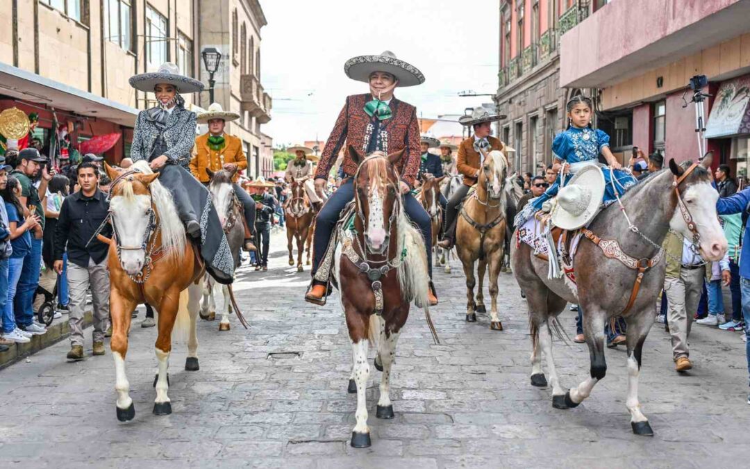 ENCABEZA RICARDO GALLARDO DESFILE CONMEMORATIVO DE LA INDEPENDENCIA DE MÉXICO