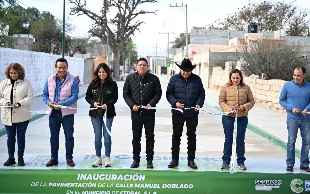 RICARDO GALLARDO ENTREGA RENOVADA CALLE EN CEDRAL