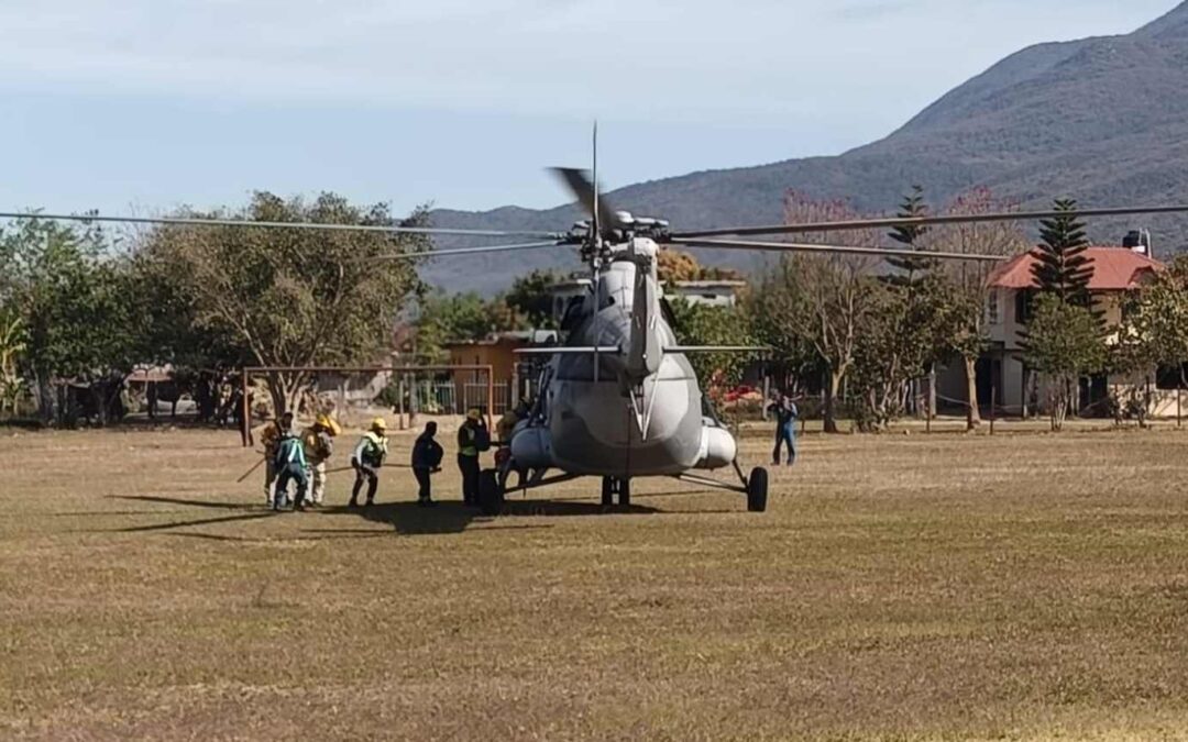 HELICÓPTERO DE LA MARINA BRINDA APOYO A COMBATE DE INCENDIOS FORESTALES EN SLP