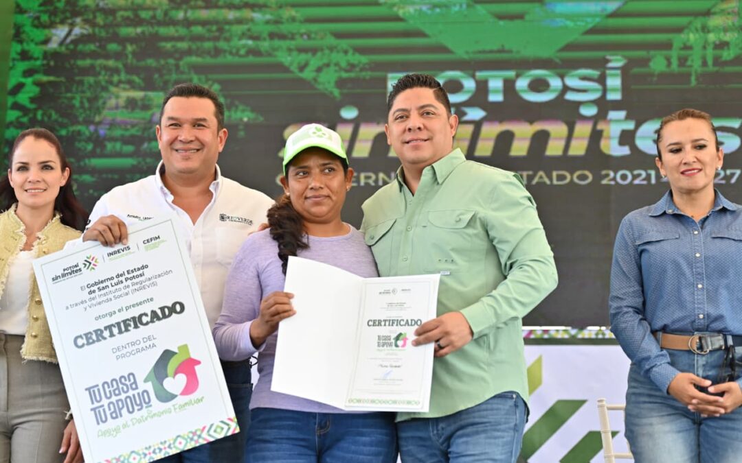 RICARDO GALLARDO ENTREGA TERRENOS Y ESCRITURAS A FAMILIAS DE LA REGIÓN MEDIA