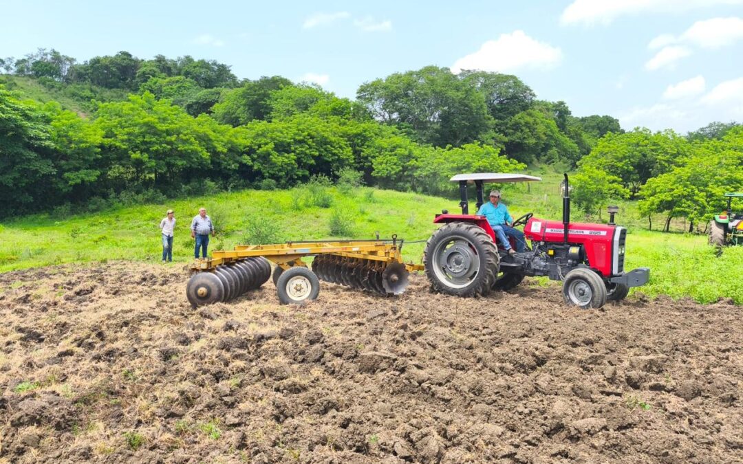 CAMPO POTOSINO RECIBE MÁS MAQUINARIA, SANIDAD Y APOYOS PARA LA PRODUCCIÓN